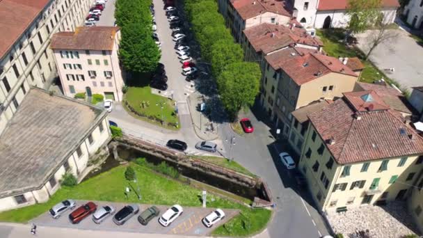 Luchtfoto van Lucca stadsgezicht in het voorjaarsseizoen, Toscane - Italië — Stockvideo