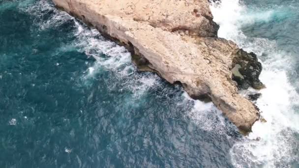 Vista aérea de la bahía de Ancla desde el dron en Mellieha, Malta — Vídeos de Stock