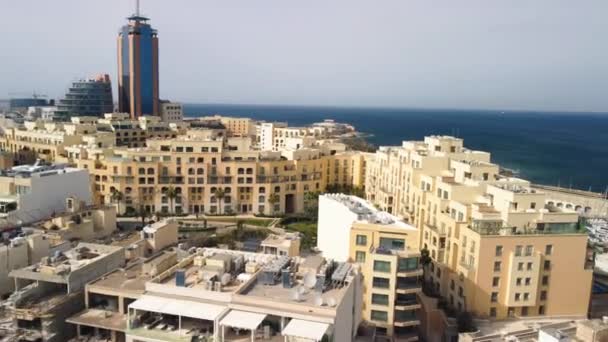 Luchtfoto van Spinola Bay in St Julien - Malta — Stockvideo