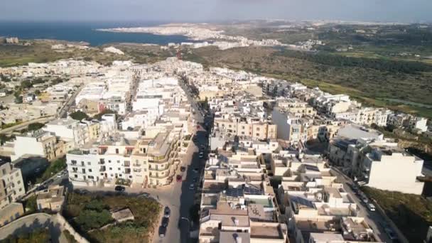 Vista aérea da paisagem urbana de Mellieha de drone, Malta — Vídeo de Stock