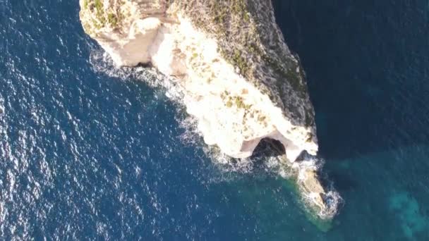 Vista aérea de Fungus Rock em Dwejra Bay, Gozo — Vídeo de Stock