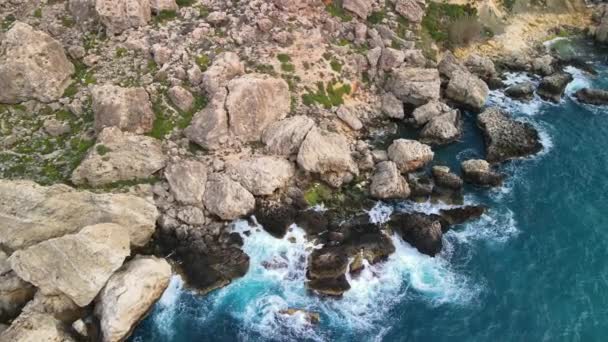 Luchtfoto van Anchor Bay vanuit de drone in Mellieha, Malta — Stockvideo