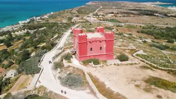 Вид с воздуха на Красную башню Святой Агаты на Мальте — стоковое видео