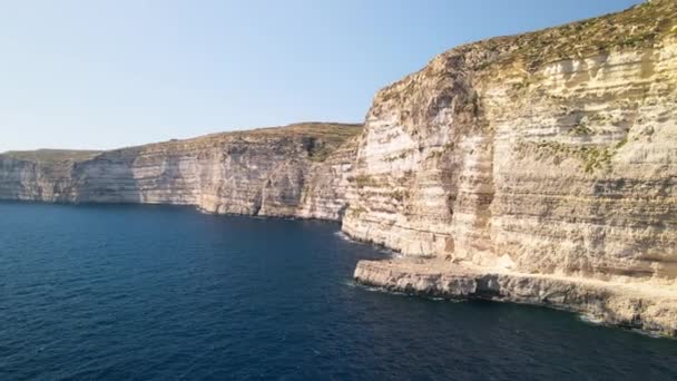 Flygfoto över Gozo kustlinje och klippor — Stockvideo