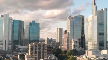 Frankfurt 'un hava panoramik görüntüsü İHA, Almanya' dan yükseliyor.