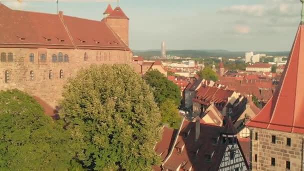 从无人侦察机俯瞰努尔伯格中世纪德国小镇的全景 — 图库视频影像