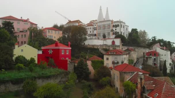 Widok z lotu ptaka na piękne miasto Sintra w pochmurny dzień, Portugalia — Wideo stockowe