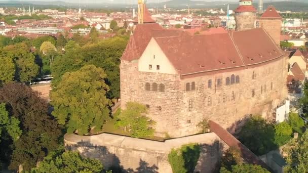 Panoramiczny widok z lotu ptaka na średniowieczne niemieckie miasto Nurnberg — Wideo stockowe