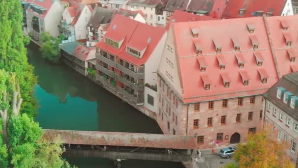Panoramiczny widok z lotu ptaka na średniowieczne niemieckie miasto Nurnberg — Wideo stockowe