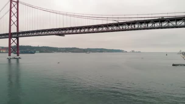 25. April Brücke Luftaufnahme von Drohne, Lissabon - Portugal — Stockvideo
