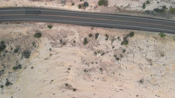 협곡을 지나는 아름다운 도로를 공중에서 내려다본 모습 — 비디오