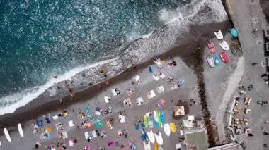 Amalfi Sahili boyunca inanılmaz bir sahil, insansız hava aracının manzarası.