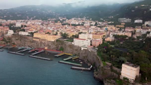 Vista aérea da bela praia de Sorrento e porto no pôr do sol de verão, Costa Amalfitana - Itália — Vídeo de Stock
