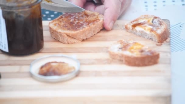 Mann bereitet leckeres Feigengelee mit Brot zu — Stockvideo