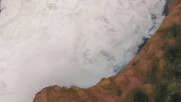 Wildlife coastline with crushing waves against the rocks, overhead aerial view — 图库视频影像