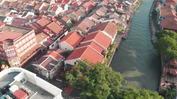 从马来西亚无人驾驶飞机上俯瞰马六甲。美丽的日子里，Melaka多彩的家 — 图库视频影像