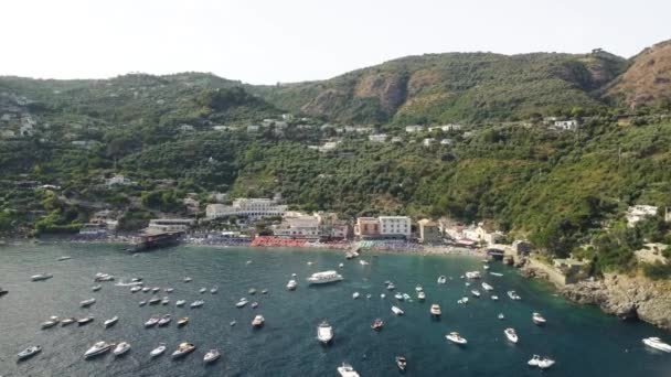 Incredibile vista aerea sulla spiaggia di Marina del Cantone vicino Sorrento, Costiera Amalfitana - Italia — Video Stock