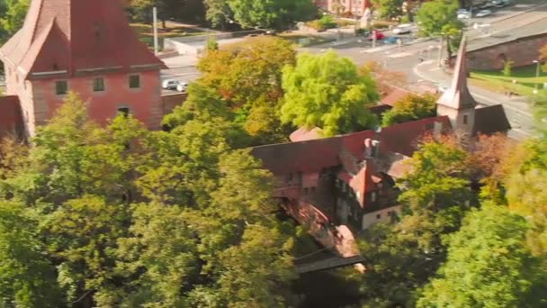 Nurnberg, Alemania. Vista aérea de los edificios medievales de la ciudad al atardecer de verano — Vídeos de Stock