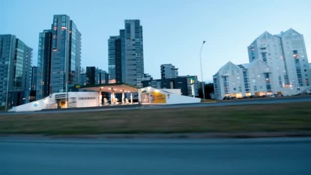 REYKJAVIK, ICELAND - JULY 2019: City Road and skyline at sunset慢动作 — 图库视频影像