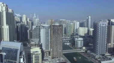 DUBAI, BAE - 10 Aralık 2016: Nehir boyundaki Dubai Marina gökdelenlerinin havadan görünüşü