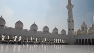 ABU DHABI, BAE - 10 ARALIK 2016: Abu Dabi 'deki Şeyh Zayed Büyük Camiinin İçi.