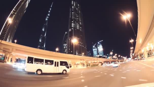 ドバイ アラブ首長国連邦 2016年12月12日 夜のドバイのダウンタウンへの道 車からの通りの景色 — ストック動画