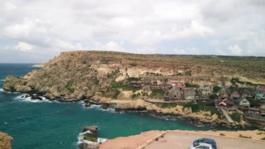 Mellieha, Malta 'daki İHA' dan Anchor Bay 'deki Temel Reis Köyü' nün hava görüntüsü.