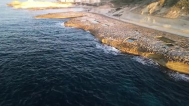 Gün batımında Gozo, Xwejni Körfezi 'ndeki Tuz Tavaları' nın hava görüntüsü..