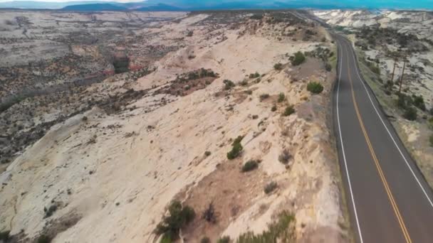 협곡을 지나는 아름다운 도로를 공중에서 내려다본 — 비디오