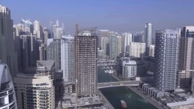 DUBAI, BAE - 10 Aralık 2016: Nehir boyundaki Dubai Marina gökdelenlerinin havadan görünüşü.