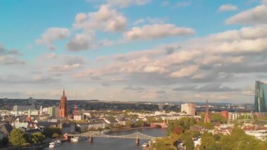 Frankfurt 'un hava panoramik görüntüsü İHA, Almanya' dan yükseliyor..