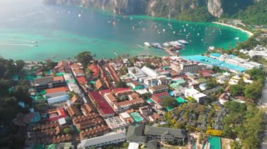 Phi Phi Don Adası, Tayland. Güneşli bir günde İHA 'dan güzel kıyı şeridinin havadan görüntüsü.