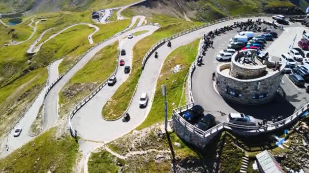 Die Gipfel des Großglockners in der Sommersaison. Luftaufnahme vom Parkplatz Edelweiss Spitze, Österreich