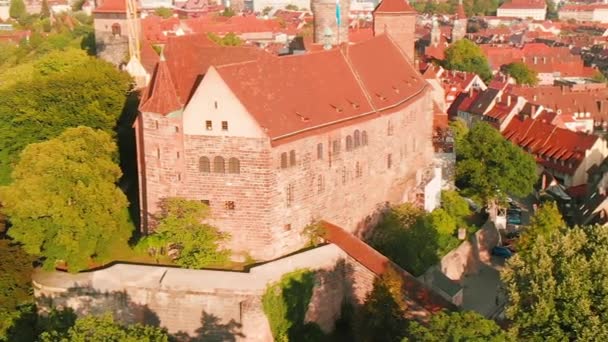 从无人侦察机俯瞰努尔伯格中世纪德国小镇的全景 — 图库视频影像