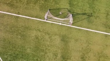 Futbol sahasının yukarıdan görünüşü. Spor konsepti, açık hava aktivitesi ve spor konsepti.