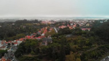 Hava manzaralı güzel Sintra kasabası bulutlu bir günde, Portekiz.