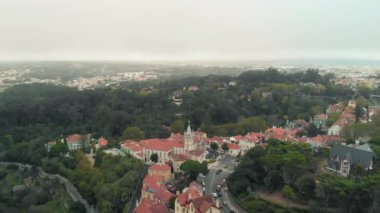 Hava manzaralı güzel Sintra kasabası bulutlu bir günde, Portekiz.