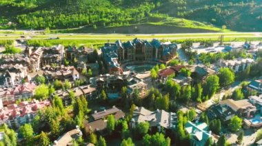 Colorado 'daki Vail kasabasının havadan görünüşü, yaz mevsimi.