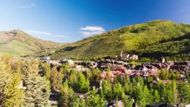 Colorado 'daki Vail kasabasının havadan görünüşü, yaz mevsimi.