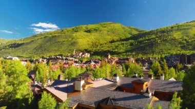 Colorado 'daki Vail kasabasının havadan görünüşü, yaz mevsimi.