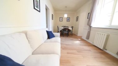 Parke döşemeli modern oturma odası, kanepeli çok parlak bir oda..