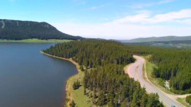 Wyoming 'deki Tensleep Reservoir Gölü' nün havadan görünüşü, yaz mevsimi..