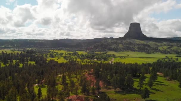 怀俄明州夏季环绕乡村的魔鬼塔的空中景观 — 图库视频影像