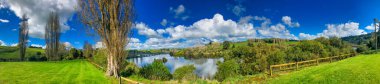 Hobbiton Village 'ın Yeni Zelanda' daki panoramik hava manzarası.