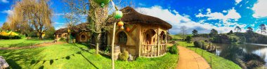Hobbiton, Yeni Zelanda. Hobbiton Köyü 'nün panoramik hava manzarası. Hobbitlerin deliklerinde yaşadığı yer..
