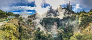 Yeni Zelanda, Taupo 'daki Ay kraterleri panoramik manzara.