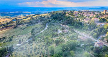 Pienza, Toskana. Ünlü ortaçağ kasabasının günbatımında hava manzarası.
