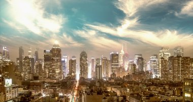 Midtown Manhattan havadan görünümü Hell's mutfak çatıdan, New York City görüldüğü gibi gece