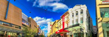 Glenelg, Avustralya - 16 Eylül 2018: Dükkanları olan ana şehir caddesinin panoramik manzarası.