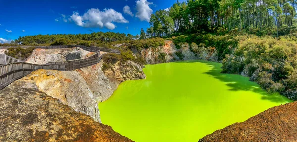 Waiotapu Termal Parça, mavi gökyüzünün altında güzel renkler, panoramik manzara.